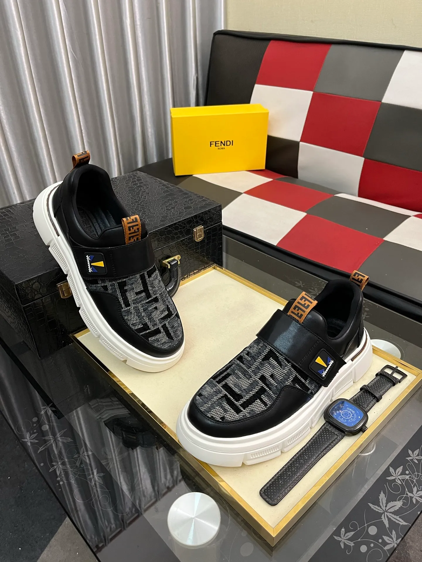 Men's Men's Shoes💰420⌚️⌚️[FENDI] Fendi's classic and comfortable men's, this complex sneaker is made of soft calfskin➕genuine leather lining➕original ultra-light rubber material with rough outsole. This unique light style is suitable for the casual and refined sensibility of this season. It is comfortable and natural on the feet. It is an everyday style for casual travel in autumn and winter! Code number: 38−443️⃣Colors available